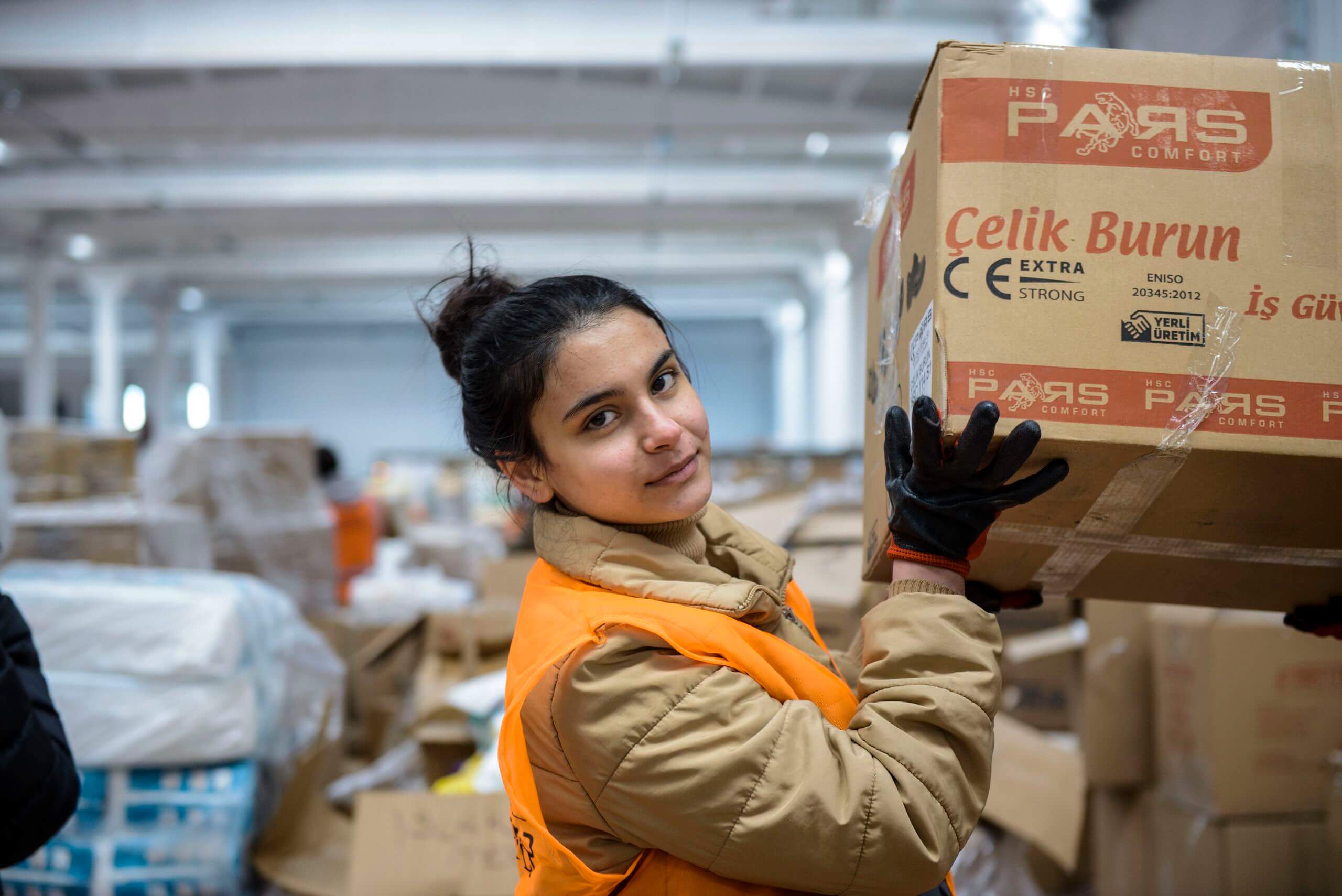 Berfin Akdeniz, un voluntario de 18 años, trabaja en Oxfam KEDV en un centro de distribución en un parque industrial a las afueras de Gaziantep (Turquía).