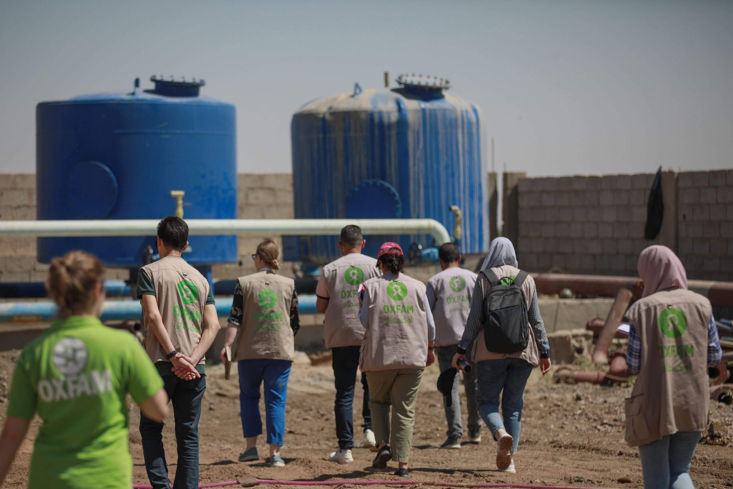 Un equipo de Oxfam en Siria inspecciona los trabajos de rehabilitación realizados en 2022 para construir instalaciones de tratamiento de agua en la zona rural de Deir Ez-Zor.