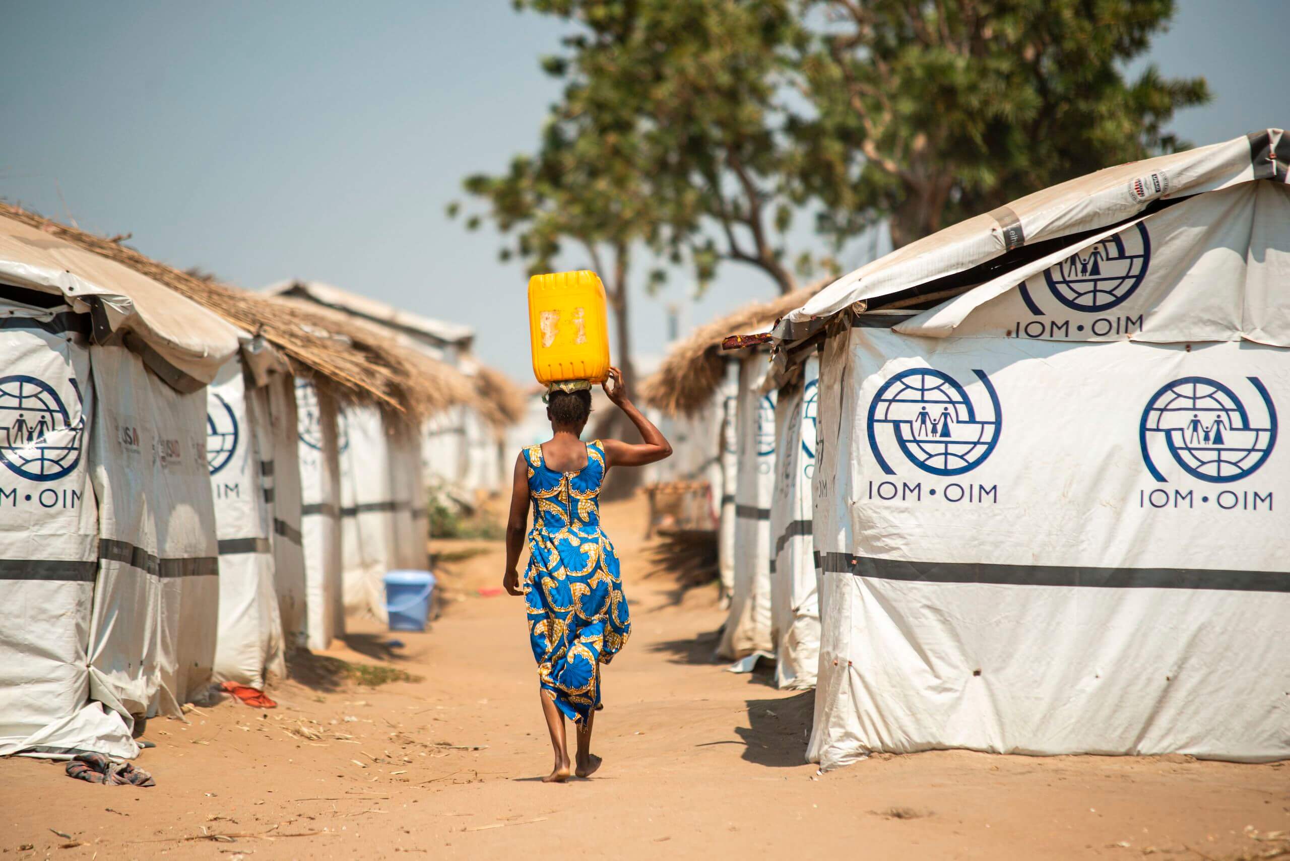 Nombe lleva agua a su casa, en la República Democrática del Congo.