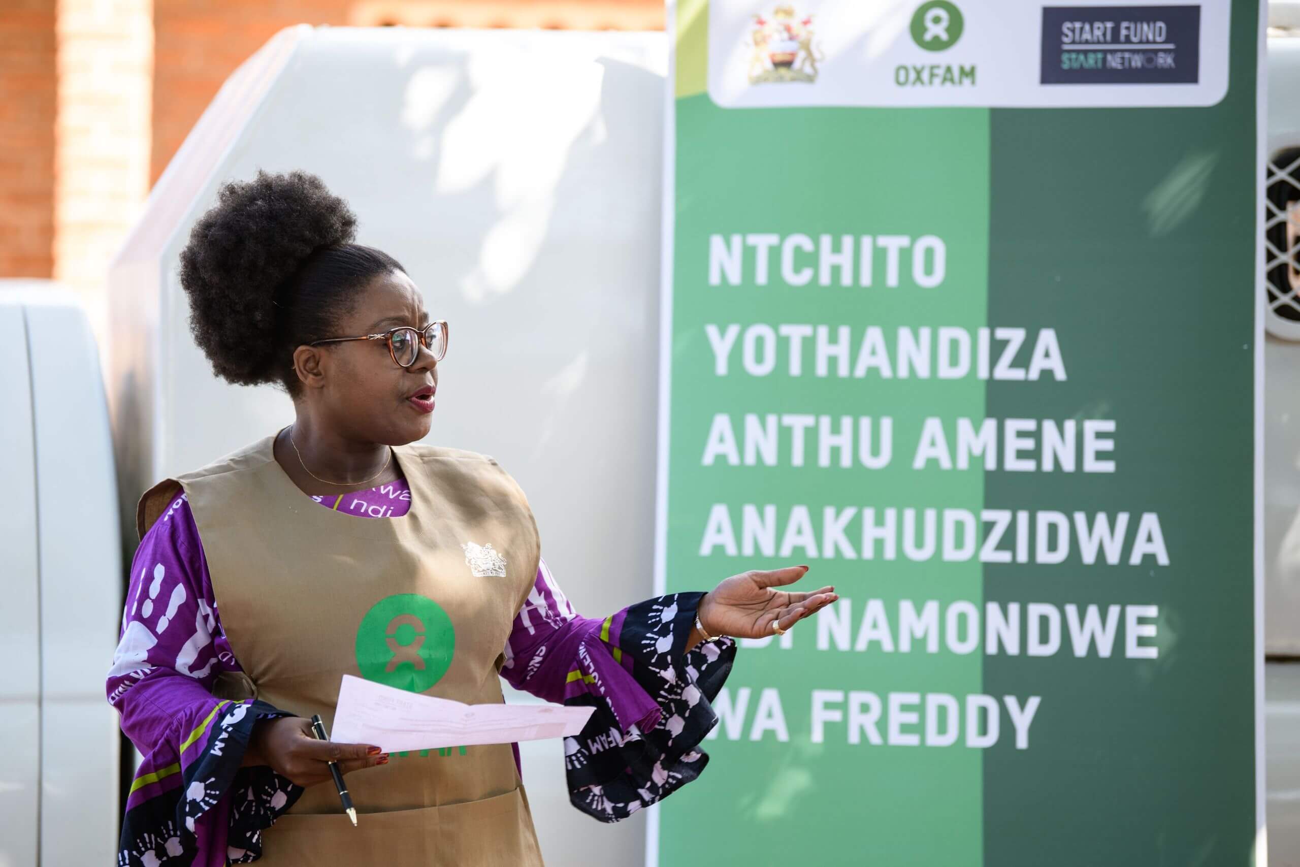 Linga Mihowa (directora de país de Oxfam Malawi) en la respuesta del ciclón Freddy, Phalombe.