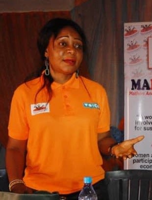 Image d'Ola Onyegbula (coordinatrice de projet, MAMA) lors d'une réunion (Nigeria)